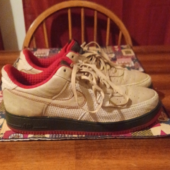 Nike Beige and Red Sneakers with Green Accents - Picture 2 of 7